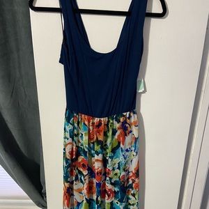 Maxi dress with back cutout
